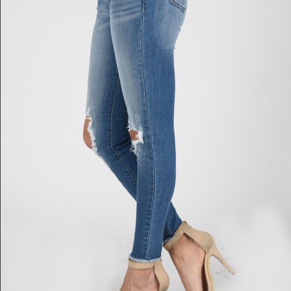 ✨LAST✨🍾Distressed Knee Kancan🍾 - Picture 3 of 8